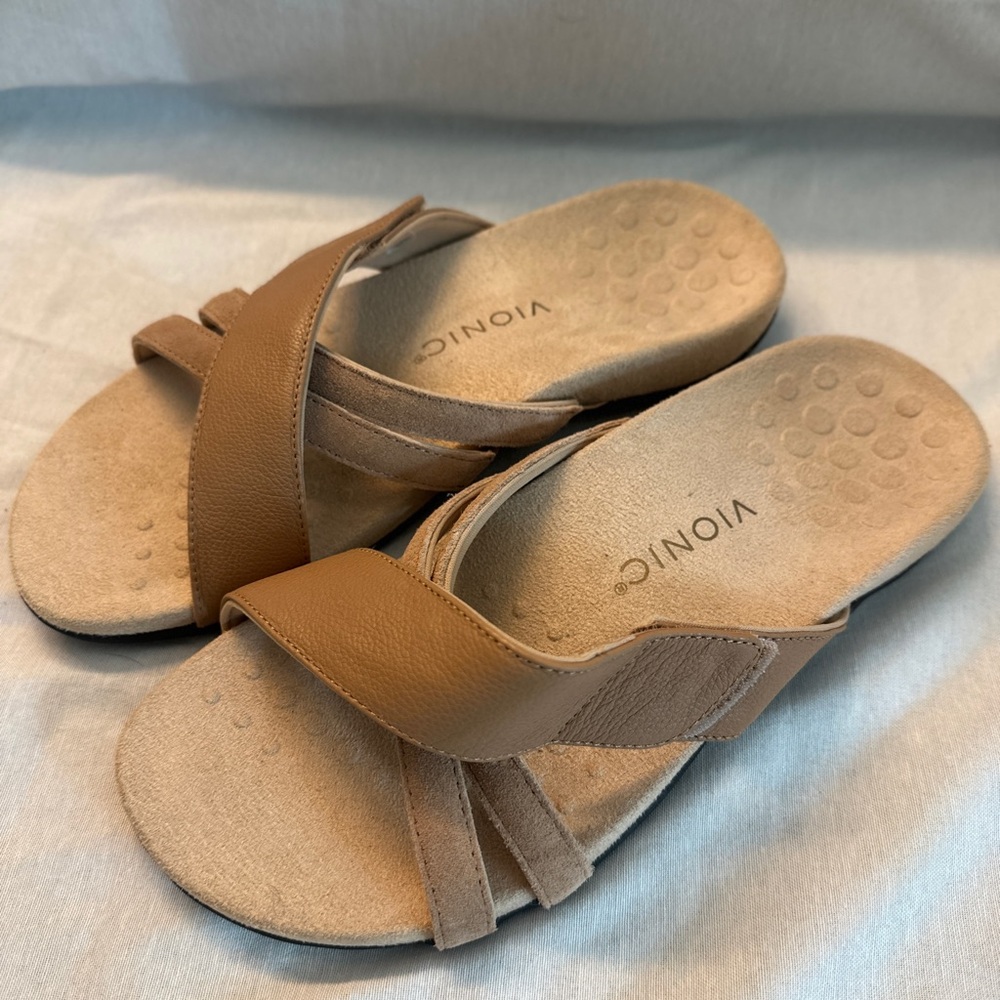 Vionic Zaire Tan/ Macaroon Sandals with Crisscross Straps and Cork Footbed NWOT